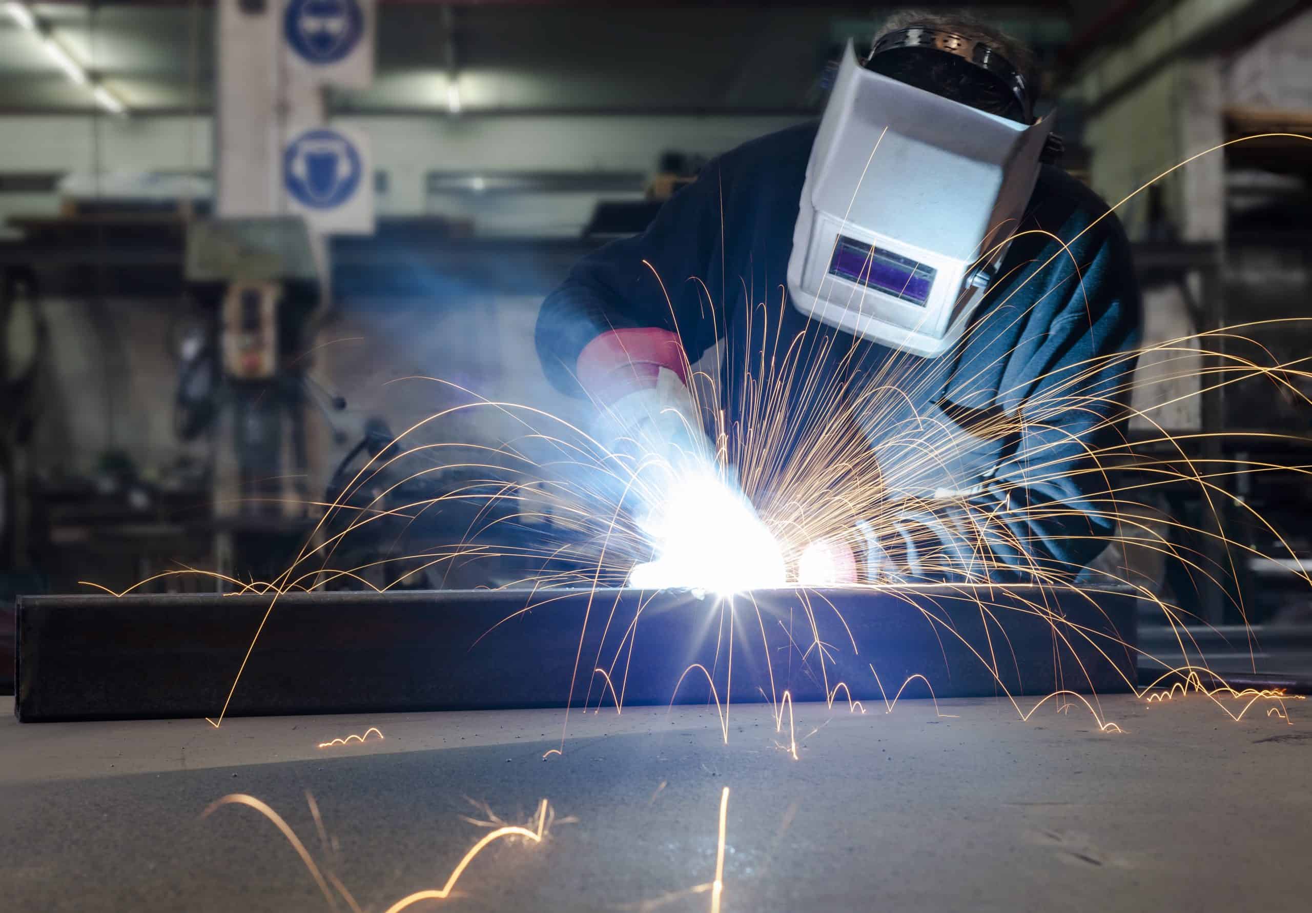 Trabajo de soldadura en la industria carrocera